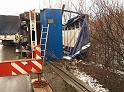 LKW Anhaenger umgekippt Koeln Niehl Geestemuenderstr Industriestr P37